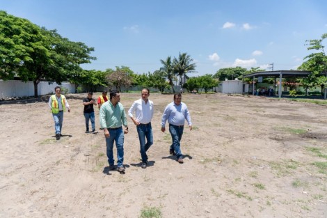 El alcalde Juan Manuel Unánue Abascal visitó la Escuela Primaria Quetzalcóatl para supervisar el avance de la construcción de una moderna cancha de fútbol equipada con pasto sintético, malla atrapabalones y mobiliario deportivo.

