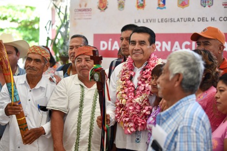 “Nunca más un México sin los pueblos originarios”, expresó con firmeza, en la víspera del Día Internacional de los Pueblos Indígenas, el diputado Esteban Bautista Hernández, al encabezar un Encuentro Informativo en la cabecera municipal de Jáltipan, donde entregó de manera simbólica el Artículo 5 de la Constitución Política del estado a integrantes del Comité de Seguimiento de la sede Mecayapan.
 
