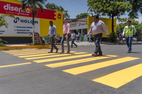 El alcalde de Boca del Río, Juan Manuel Unánue Abascal, supervisó los trabajos de rehabilitación de la pavimentación en concreto asfáltico y la colocación de señalética en la avenida Úrsulo Galván, una de las vialidades más transitadas de la ciudad.
