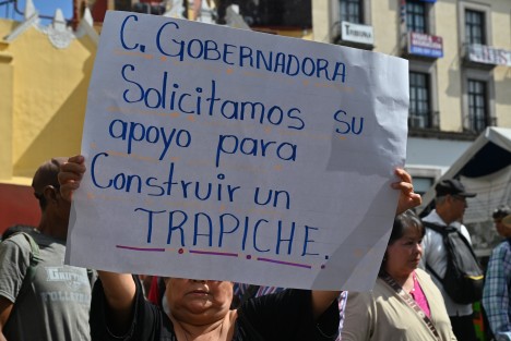 Se manifestaron en Plaza Lerdo ex trabajadores del ingenio La Concepción, conocido como “La Concha”, para solicitar el apoyo de la gobernadora Norma Rocío Nahle García, ya que llevan 15 años sin recibir el pago de los laudos laborales, los cuales ascienden a más de 100 millones de pesos.