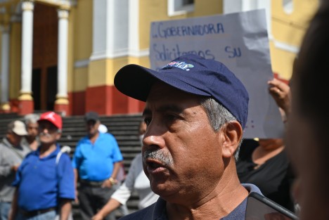 Se manifestaron en Plaza Lerdo ex trabajadores del ingenio La Concepción, conocido como “La Concha”, para solicitar el apoyo de la gobernadora Norma Rocío Nahle García, ya que llevan 15 años sin recibir el pago de los laudos laborales, los cuales ascienden a más de 100 millones de pesos.