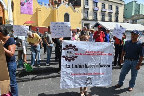 Se manifestaron en Plaza Lerdo ex trabajadores del ingenio La Concepción, conocido como “La Concha”, para solicitar el apoyo de la gobernadora Norma Rocío Nahle García, ya que llevan 15 años sin recibir el pago de los laudos laborales, los cuales ascienden a más de 100 millones de pesos.