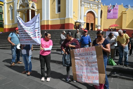 Se manifestaron en Plaza Lerdo ex trabajadores del ingenio La Concepción, conocido como “La Concha”, para solicitar el apoyo de la gobernadora Norma Rocío Nahle García, ya que llevan 15 años sin recibir el pago de los laudos laborales, los cuales ascienden a más de 100 millones de pesos.