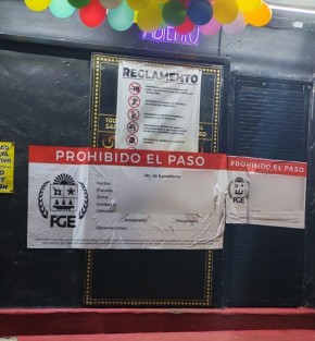 
Derivado de investigaciones de campo, la FGE de Quintana Roo, a través de la Fiscalía Especializada en Combate a Delitos de Trata de Personas, obtuvo y cumplimentó una orden de cateo en un establecimiento, del que rescató a 15 mujeres de nacionalidad mexicana, presuntas víctimas de trata de personas en su modalidad de prostitución ajena, en Tulum
