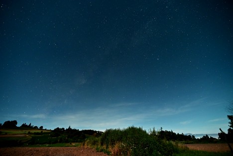 Desde la comunidad de Los Pescados se pudo apreciar la lluvia de estrellas Perseidas 2025, uno de los fenómenos astronómicos más espectaculares que podemos observar con regularidad. Este evento ocurre cuando la Tierra atraviesa la nube de partículas y restos dejados por un cometa.

Al tratarse de un fenómeno periódico, las lluvias de meteoros no solo suceden en el mismo mes cada año, sino que suelen repetirse en fechas muy cercanas, ofreciendo un espectáculo celeste predecible pero siempre impresionante.