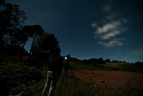 Desde la comunidad de Los Pescados se pudo apreciar la lluvia de estrellas Perseidas 2025, uno de los fenómenos astronómicos más espectaculares que podemos observar con regularidad. Este evento ocurre cuando la Tierra atraviesa la nube de partículas y restos dejados por un cometa.

Al tratarse de un fenómeno periódico, las lluvias de meteoros no solo suceden en el mismo mes cada año, sino que suelen repetirse en fechas muy cercanas, ofreciendo un espectáculo celeste predecible pero siempre impresionante.