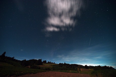 Desde la comunidad de Los Pescados se pudo apreciar la lluvia de estrellas Perseidas 2025, uno de los fenómenos astronómicos más espectaculares que podemos observar con regularidad. Este evento ocurre cuando la Tierra atraviesa la nube de partículas y restos dejados por un cometa.

Al tratarse de un fenómeno periódico, las lluvias de meteoros no solo suceden en el mismo mes cada año, sino que suelen repetirse en fechas muy cercanas, ofreciendo un espectáculo celeste predecible pero siempre impresionante.