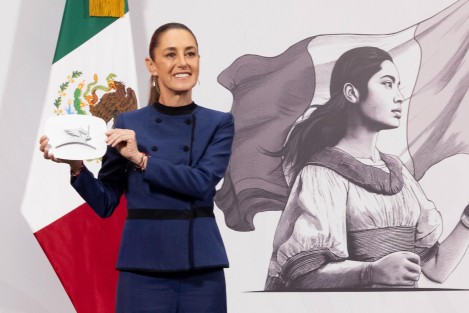 Presentó avances Rosaura Ruiz, titular de la Secretaría La Secretaría de Ciencia, Humanidades, Tecnología e Innovación (SECIHT) del auto eléctrico Olinia, que será develado en septiembre. Se trata de un vehículo más seguro, ecológico y accesible, con un precio estimado menor a 150 mil pesos.