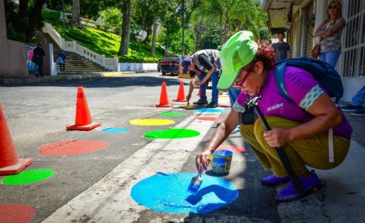 Con el objetivo de contribuir a la seguridad y el tránsito de las y los peatones, el Ayuntamiento de Xalapa, en coordinación con el Consejo Estatal para la Prevención de Accidentes (Coepra), realizó trabajos de intervención vial para la recuperación de espacios peatonales en la calle Allende esquina con J.J. Herrera.