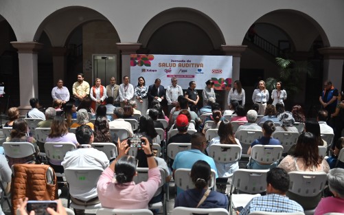 Las alianzas estratégicas del Ayuntamiento con empresas responsables permiten entregar apoyos que se traducen en sonrisas, felicidad y mejor calidad de vida, destacó el alcalde Alberto Islas Reyes, durante la entrega de aparatos auditivos a personas beneficiadas del programa “Ponte Oreja”.