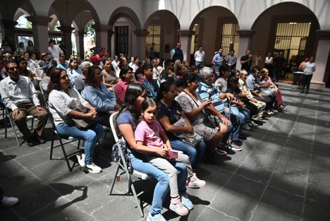 Las alianzas estratégicas del Ayuntamiento con empresas responsables permiten entregar apoyos que se traducen en sonrisas, felicidad y mejor calidad de vida, destacó el alcalde Alberto Islas Reyes, durante la entrega de aparatos auditivos a personas beneficiadas del programa “Ponte Oreja”.