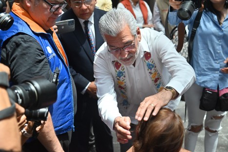 Las alianzas estratégicas del Ayuntamiento con empresas responsables permiten entregar apoyos que se traducen en sonrisas, felicidad y mejor calidad de vida, destacó el alcalde Alberto Islas Reyes, durante la entrega de aparatos auditivos a personas beneficiadas del programa “Ponte Oreja”.