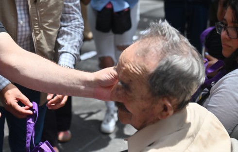 Las alianzas estratégicas del Ayuntamiento con empresas responsables permiten entregar apoyos que se traducen en sonrisas, felicidad y mejor calidad de vida, destacó el alcalde Alberto Islas Reyes, durante la entrega de aparatos auditivos a personas beneficiadas del programa “Ponte Oreja”.
