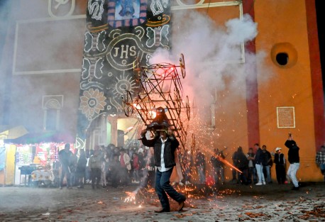 En la víspera de la fiesta en honor a la Virgen de la Asunción, en este municipio se realizan veladas en varias casas, así como la quema de “toritos” encuetados y fuegos pirotécnicos, eventos a los que asisten visitantes de otros municipios y los pobladores de esta localidad.