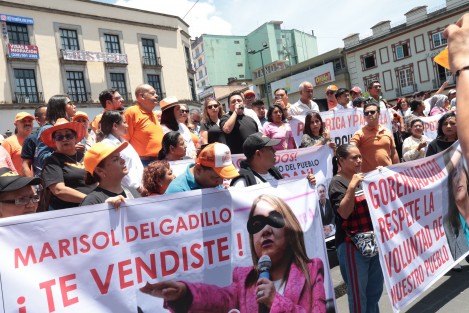 El alcalde electo de Poza Rica por Movimiento Ciudadano (MC), Emilio Olvera en compañía  de sus simpatizantes se manifestó en plaza Lerdo y bloquearon por algunos minutos la calle Enríquez para exigir que se respeten los resultados de la elección.