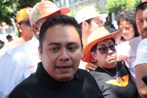 El alcalde electo de Poza Rica por Movimiento Ciudadano (MC), Emilio Olvera en compañía  de sus simpatizantes se manifestó en plaza Lerdo y bloquearon por algunos minutos la calle Enríquez para exigir que se respeten los resultados de la elección.