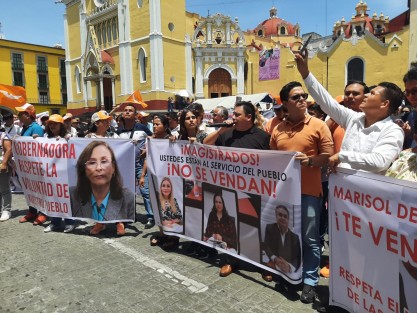 El alcalde electo de Poza Rica por Movimiento Ciudadano (MC), Emilio Olvera en compañía  de sus simpatizantes se manifestó en plaza Lerdo y bloquearon por algunos minutos la calle Enríquez para exigir que se respeten los resultados de la elección.