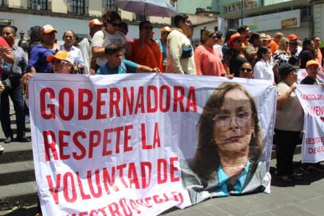 El alcalde electo de Poza Rica por Movimiento Ciudadano (MC), Emilio Olvera en compañía  de sus simpatizantes se manifestó en plaza Lerdo y bloquearon por algunos minutos la calle Enríquez para exigir que se respeten los resultados de la elección.