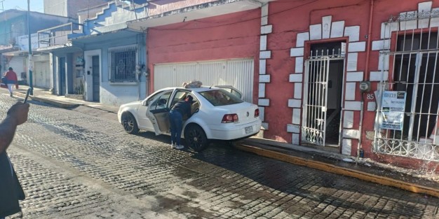 La mañana de este viernes lamentablemente una persona de la tercera edad perdió la vida, esto tras sufrir presuntamente un infarto, cuando conducía un vehículo en la calle de Allende.

