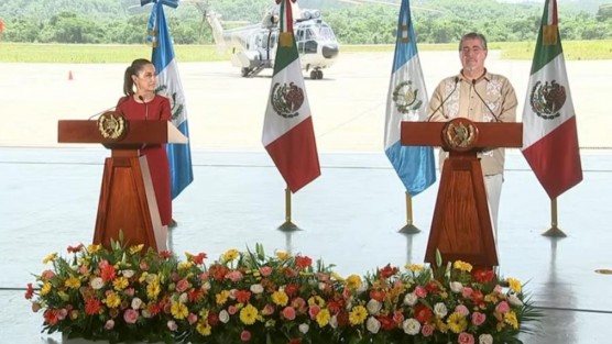 Informó Claudia Sheinbaum la firma de compromisos entre México y Guatemala en los rubros de seguridad fronteriza, infraestructura ferroviaria, energía, medioambiente y cooperación para el desarrollo, durante una conferencia conjunta con el presidente guatemalteco Bernardo Arévalo.