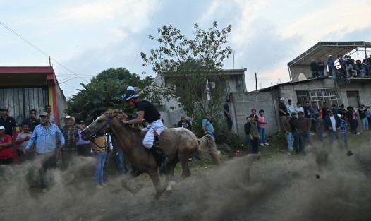 Durante la fiesta en honor a la Virgen de la Asunción, los habitantes de este municipio se organizan para adornar el altar con flores y ofrendas. Como parte de la celebración, un grupo de niños interpreta danzas tradicionales en veneración a la patrona, y posteriormente se llevan a cabo emocionantes carreras de caballos que congregan a cientos de espectadores.