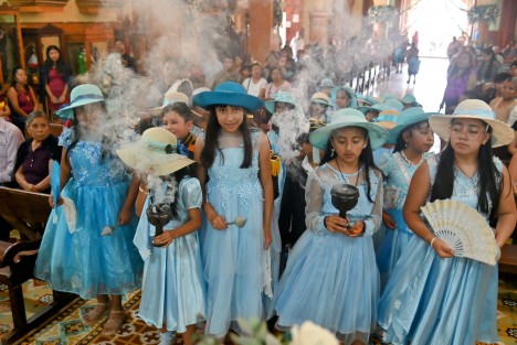 Durante la fiesta en honor a la Virgen de la Asunción, los habitantes de este municipio se organizan para adornar el altar con flores y ofrendas. Como parte de la celebración, un grupo de niños interpreta danzas tradicionales en veneración a la patrona, y posteriormente se llevan a cabo emocionantes carreras de caballos que congregan a cientos de espectadores.