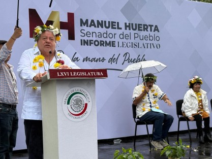 Entre aplausos , porras, lluvia xalapeña y una protesta, Manuel huerta ladrón de Guevara rindió su primer informe como senador del pueblo en el parque Benito Juárez de la ciudad capital  la tarde de este sábado 16 de agosto.