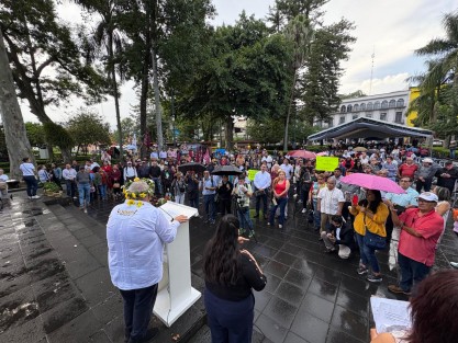 Entre aplausos , porras, lluvia xalapeña y una protesta, Manuel huerta ladrón de Guevara rindió su primer informe como senador del pueblo en el parque Benito Juárez de la ciudad capital  la tarde de este sábado 16 de agosto.
