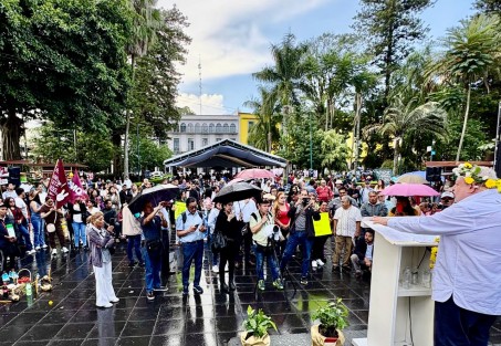 Entre aplausos , porras, lluvia xalapeña y una protesta, Manuel huerta ladrón de Guevara rindió su primer informe como senador del pueblo en el parque Benito Juárez de la ciudad capital  la tarde de este sábado 16 de agosto.