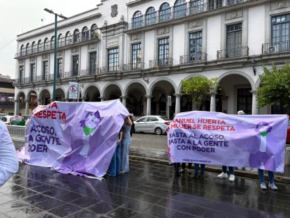 Entre aplausos , porras, lluvia xalapeña y una protesta, Manuel huerta ladrón de Guevara rindió su primer informe como senador del pueblo en el parque Benito Juárez de la ciudad capital  la tarde de este sábado 16 de agosto.