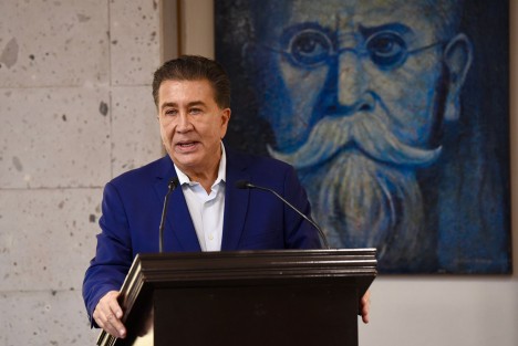 Con el objetivo de contribuir a la disminución del gasto público derivado de la expedición de copias certificadas por dependencias de Gobierno, el diputado Héctor Yunes Landa, presentó ante la Diputación Permanente una Iniciativa de decreto para reformar diversos artículos del Código de Derechos para el Estado de Veracruz.