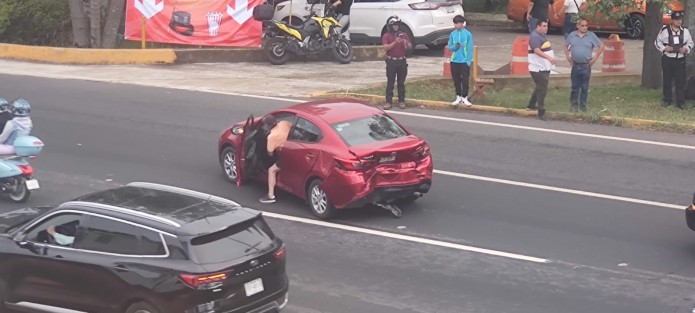 La tarde de este domingo se registró un accidente vial en la avenida Lázaro Cárdenas, a la altura de Plaza Ánimas, que dejó cuantiosos daños materiales y complicaciones en la circulación. Cuatro vehículos se vieron involucrados en un choque por alcance que mantuvo el tráfico detenido por varios minutos.