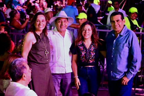 
 Promover el rescate de las tradiciones y las expresiones culturales es parte de la estrategia que ha implementado el gobierno estatal para fortalecer el tejido social y la economía local, afirmó el presidente de la Junta de Coordinación Política (Jucopo), el diputado Esteban Bautista Hernández, al acompañar a la gobernadora de Veracruz, Rocío Nahle García, en la inauguración del Festival del Mar 2025 en la ciudad de Coatzacoalcos.