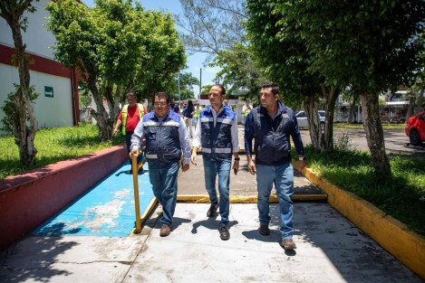 El alcalde de Boca del Río, Juan Manuel Unánue Abascal, supervisó la construcción de dos canchas de fútbol como parte de la nueva infraestructura en planteles educativos, en esta ocasión en el CBTIS 190.