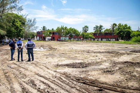 El alcalde de Boca del Río, Juan Manuel Unánue Abascal, supervisó la construcción de dos canchas de fútbol como parte de la nueva infraestructura en planteles educativos, en esta ocasión en el CBTIS 190.