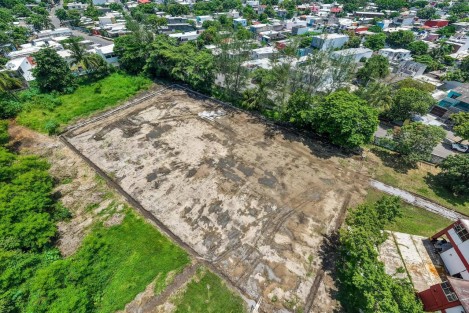 El alcalde de Boca del Río, Juan Manuel Unánue Abascal, supervisó la construcción de dos canchas de fútbol como parte de la nueva infraestructura en planteles educativos, en esta ocasión en el CBTIS 190.