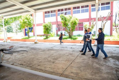 El alcalde de Boca del Río, Juan Manuel Unánue Abascal, supervisó la construcción de dos canchas de fútbol como parte de la nueva infraestructura en planteles educativos, en esta ocasión en el CBTIS 190.