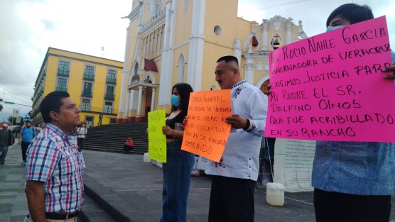 El señor Israel de Jesús Olmos acompañado de sus hijos se manifestaron en la plaza Lerdo y bloquearon la calle de Enriquez, este lunes 18 de agosto, para solicitar que la Fiscalía General del Estado (FGE), no deje en libertad al asesino de su padre Delfino Olmos Bernabé a quien le dio muerte en su rancho en la Localidad de la Vega en el municipio de Chumatlán.