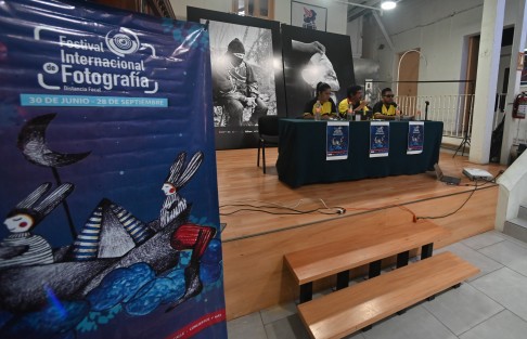 Veracruz será sede de la tercera edición del Festival Internacional de Fotografía Distancia Focal 2025, encuentro que reúne a fotógrafos nacionales e internacionales, con exposiciones, talleres, conversatorios y actividades comunitarias.

El festival será inaugurado el 21 de agosto en la Galería AP, Xalapa, con la exposición “Ojos de Mujer Volando” de la fotógrafa michoacana Patricia Aridjis, además de la premiación del concurso de fotografía “Enfocando el Mundo”.
