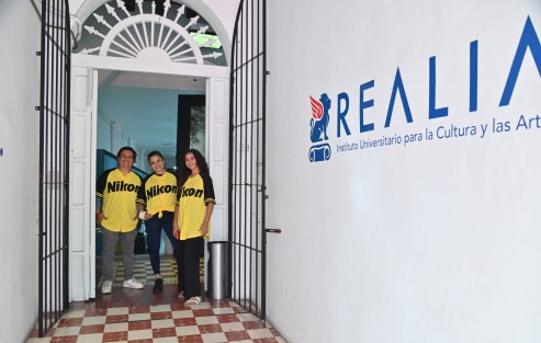Veracruz será sede de la tercera edición del Festival Internacional de Fotografía Distancia Focal 2025, encuentro que reúne a fotógrafos nacionales e internacionales, con exposiciones, talleres, conversatorios y actividades comunitarias.

El festival será inaugurado el 21 de agosto en la Galería AP, Xalapa, con la exposición “Ojos de Mujer Volando” de la fotógrafa michoacana Patricia Aridjis, además de la premiación del concurso de fotografía “Enfocando el Mundo”.
