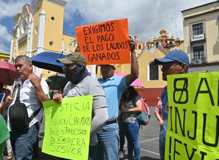 Extrabajadores del Seguro Popular se manifestaron en plaza Lerdo y posteriormente bloquearon por algunos minutos para exigir el pago de laudos ganados