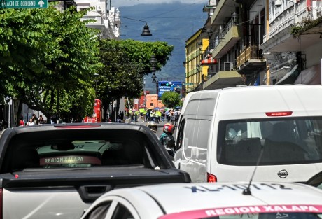 Extrabajadores del Seguro Popular se manifestaron en plaza Lerdo y posteriormente bloquearon por algunos minutos para exigir el pago de laudos ganados