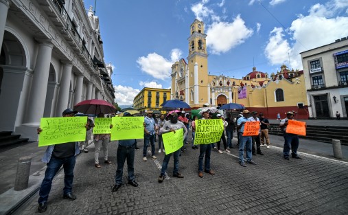 Extrabajadores del Seguro Popular se manifestaron en plaza Lerdo y posteriormente bloquearon por algunos minutos para exigir el pago de laudos ganados
