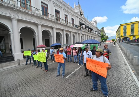 Extrabajadores del Seguro Popular se manifestaron en plaza Lerdo y posteriormente bloquearon por algunos minutos para exigir el pago de laudos ganados