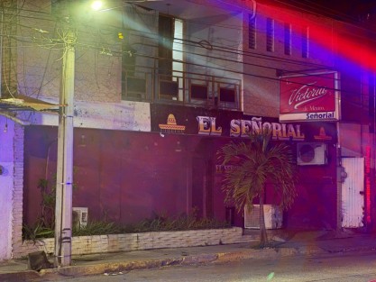 La noche de este lunes 18 de agosto se registró un incendio en el bar “El Señorial”, presuntamente provocado por varios sujetos armados. Además del ataque, los agresores se llevaron al dueño del establecimiento, cuya identidad y paradero aún se desconocen.
