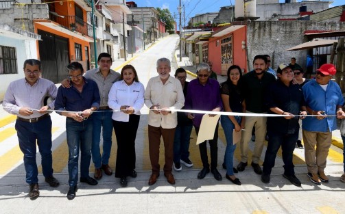 Entrega Alberto Islas obras de pavimentación en avenidas principales y colonias de la periferia