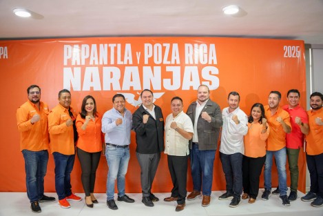 La mañana de este martes, Luis Carbonell de la Hoz, coordinador estatal de Movimiento Ciudadano, junto con Emilio Olvera y Mariano Romero, encabezaron una rueda de prensa en la capital del estado, donde denunciaron de manera firme y enérgica las profundas inconsistencias y los acuerdos irregulares entre Morena y autoridades electorales, con los que pretenden arrebatar los triunfos legítimamente obtenidos en Poza Rica y Papantla.