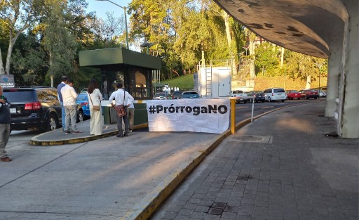 Desde antes de las 7 de la mañana de este miércoles, integrantes de la Red UV por la Legalidad se apersonaron el la Rectoría de la UV para manifestarse nuevamente en contra de la #prórroga del Rector Martin Aguilar en el cargo, fuera de los estatutos de la máxima casa de estudios de los veracruzanos.