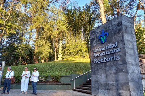 Desde antes de las 7 de la mañana de este miércoles, integrantes de la Red UV por la Legalidad se apersonaron el la Rectoría de la UV para manifestarse nuevamente en contra de la #prórroga del Rector Martin Aguilar en el cargo, fuera de los estatutos de la máxima casa de estudios de los veracruzanos.