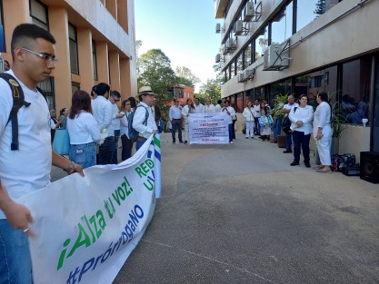 Desde antes de las 7 de la mañana de este miércoles, integrantes de la Red UV por la Legalidad se apersonaron el la Rectoría de la UV para manifestarse nuevamente en contra de la #prórroga del Rector Martin Aguilar en el cargo, fuera de los estatutos de la máxima casa de estudios de los veracruzanos.